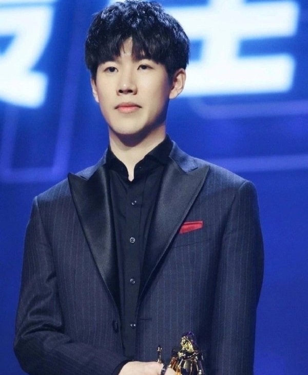 感谢你们的支持 - florescent 在 R 指控后首次露面